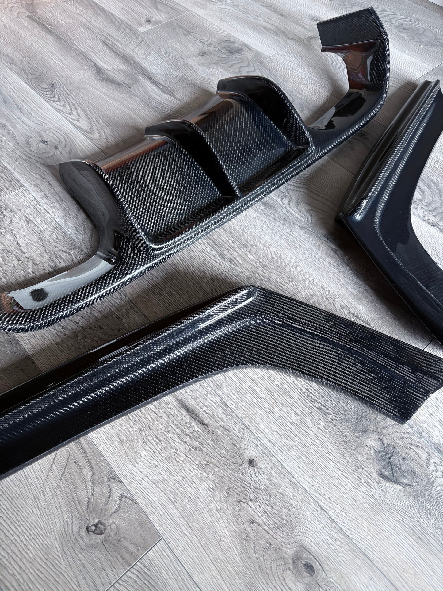 BMW   F8X   M3/M4   V   Style   Carbon   Fiber   Diffuser